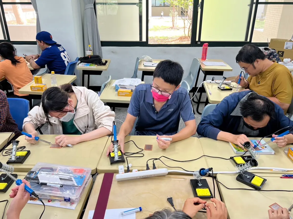 ▲半導體職訓課程循序漸進、由淺入深，讓學員提昇半導體相關專業能力，培養團隊合作及口語表達的軟實力。（圖／勞動力發展署高屏澎東分署提供））