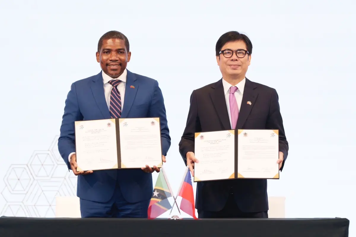 ▲高雄市長陳其邁與克國德魯總理簽署高雄市及巴士底市締結姊妹市協定。（圖／高市府提供）