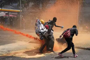 影／不滿加稅法案！肯亞示威釀傷亡　「歐巴馬姊姊」也中催淚瓦斯
