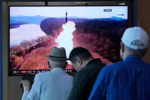 ▲北韓疑似在今天清晨發射一枚彈道飛彈,已落入日本的專屬經濟區(EEZ)外側。 (圖/美聯社/達志影像) ▲北韓疑似在今天清晨發射一枚彈道飛彈,已落入日本的專屬經濟區(EEZ)外側。 (圖/美聯社/達志影像)