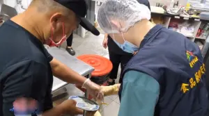 烤鮮蚵吃到飽瀉到虛脫!台中燒烤店疑似食物中毒6人送醫 ▲沙鹿區某燒烤店疑似發生食物中毒事件,食安處人員前往稽查。(圖/台中市政府提供,2024.06.25)