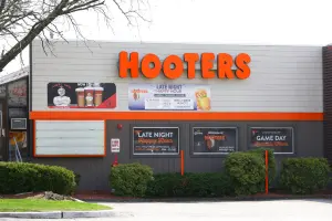 ▲美國老牌連鎖餐廳Hooters近日宣布，為了應對市場壓力，將關閉美國表現不佳的分店，分布在全美14個州多達44家門市將被關閉。（圖／美聯社／達志影像）