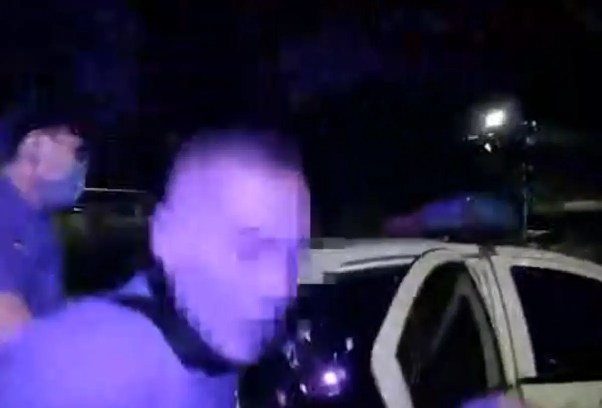 ▲昨（25）日晚間，資深演員龍天翔疑似飲酒後搭乘計程車返新北市永和區，由於不願意付車資，與計程車司機爆發口角，員警到場處理後，龍天翔還動手推擠員警，隨即被壓制帶回保護管束，最後由經紀人前往派出所將人帶回。（圖／翻攝畫面）