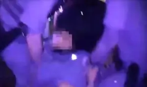 昨(25)日晚間,資深演員龍天翔疑似飲酒後搭乘計程車返新北市永和區,由於不願意付車資,與計程車司機爆發口角,員警到場處理後,龍天翔還動手推擠員警,隨即被壓制帶回保護管束,最後由經紀人前往派出所將人帶回。(圖/翻攝畫面) ▲昨(25)日晚間,資深演員龍天翔疑似飲酒後搭乘計程車返新北市永和區,由於不願意付車資,與計程車司機爆發口角,員警到場處理後,龍天翔還動手推擠員警,隨即被壓制帶回保護管束,最後由經紀人前往派出所將人帶回。(圖/翻攝畫面)