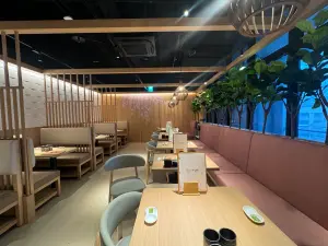 若櫻壽司西門店以和風裝潢為基調,配合柔和的燈光,打造出充滿雅緻與時尚感的用餐空間。 ▲若櫻壽司西門店以和風裝潢為基調,配合柔和的燈光,打造出充滿雅緻與時尚感的用餐空間。