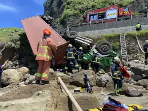 濱海公路驚傳車禍!貨櫃車過彎失控翻落邊坡 駕駛受困無生命跡象