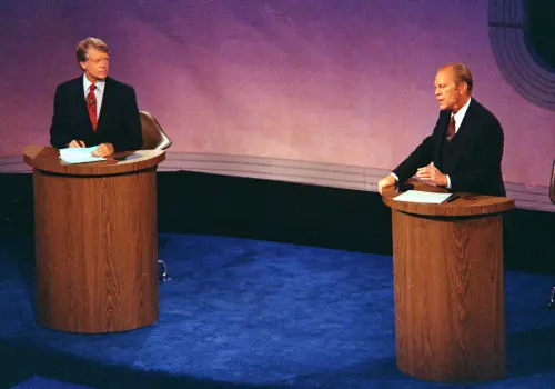 ▲1976年美國總統大選,時任總統福特(Gerald Ford,圖右)與民主黨提名的卡特(Jimmy Carter,圖左)對局,雙方同意針對國內議題、外交政策等多項問題,進行3場辯論。圖為第一場。(圖/美聯社/達志影像) ▲1976年美國總統大選,時任總統福特(Gerald Ford,圖右)與民主黨提名的卡特(Jimmy Carter,圖左)對局,雙方同意針對國內議題、外交政策等多項問題,進行3場辯論。圖為第一場。(圖/美聯社/達志影像)