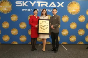 ▲國泰顧客及商務總裁劉凱詩，代表國泰航空在Skytrax《全球航空公司大獎》中領獎。（圖／國泰航空提供）