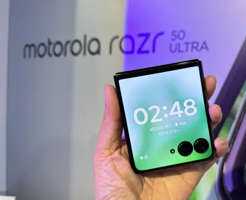 ▲motorola razr 50系列摺疊機。（圖／記者周淑萍攝）