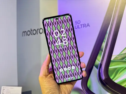 ▲motorola razr 50系列摺疊機。（圖／記者周淑萍攝）