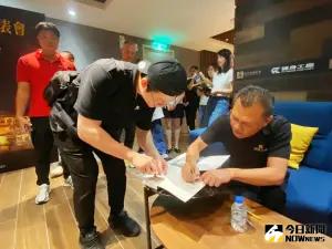▲本土最大連鎖知名健身品牌「健身工廠」,今(26)日舉辦《健身工廠經營寶典》新書發表會。(圖/記者陳美嘉攝,2024.06.26) ▲本土最大連鎖知名健身品牌「健身工廠」,今(26)日舉辦《健身工廠經營寶典》新書發表會。(圖/記者陳美嘉攝,2024.06.26)