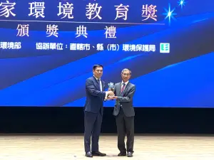 ▲中鋼碳素化學公司獲環境部第9屆國家環境教育獎優等之殊榮,環境部部長彭啟明(左)頒發獎牌,由中碳公司董事長謝文榮(右)代表領獎。(圖/中鋼碳素化學公司) ▲中鋼碳素化學公司獲環境部第9屆國家環境教育獎優等之殊榮,環境部部長彭啟明(左)頒發獎牌,由中碳公司董事長謝文榮(右)代表領獎。(圖/中鋼碳素化學公司)