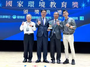 ▲中鋼碳素化學公司董事長謝文榮(右2)受獎。(圖/中鋼碳素化學公司) ▲中鋼碳素化學公司董事長謝文榮(右2)受獎。(圖/中鋼碳素化學公司)