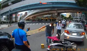 台北三寶嬤鬼切2車道、摔車氣問「誰撞我」！藍衣阿伯火爆開嗆了
