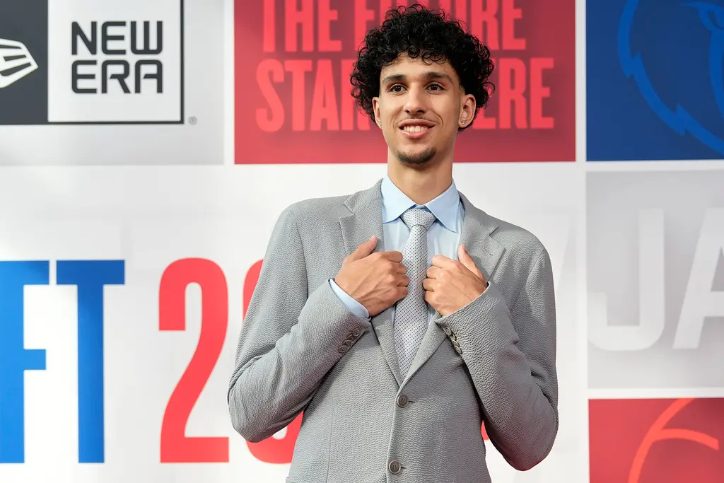 ▲根據美媒《NBA Central》消息，稍早本賽季的新人王賠率出爐，亞特蘭大老鷹所選擇的狀元Zaccharie Risacher，竟只排在第7名位置，最被看好拿下新人王的則是灰熊隊華裔中鋒周志豪（Zach Edey）。（圖／美聯社／達志影像）