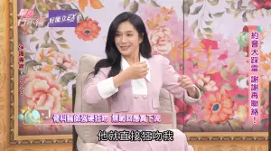 ▲骨科醫生送許鈞鈞到她家樓下,她準備要開門下車時,醫生竟抓住她直接一陣狂吻,許鈞鈞當下感到非常驚恐。(圖/單身行不行Youtube) ▲骨科醫生送許鈞鈞到她家樓下,她準備要開門下車時,醫生竟抓住她直接一陣狂吻,許鈞鈞當下感到非常驚恐。(圖/單身行不行Youtube)