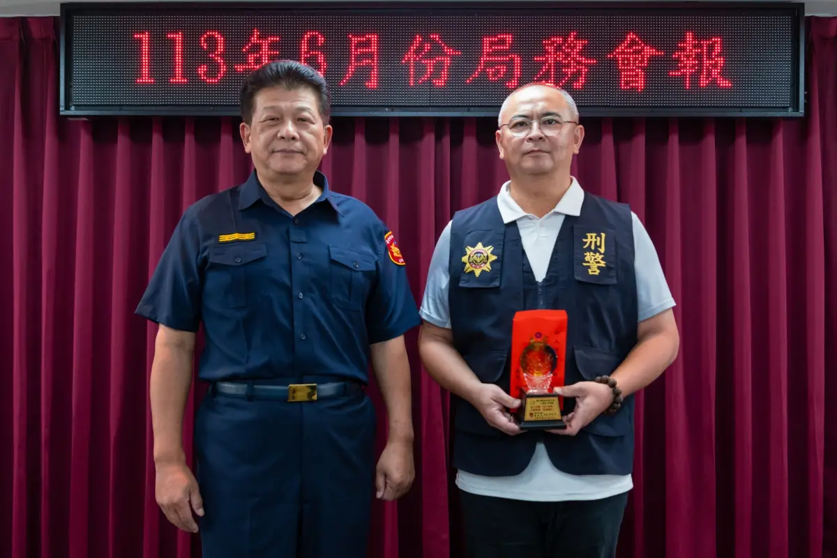 ▲中市警婦幼隊小隊長林育駿(右者)，獲市警察局好人好事楷模(圖／婦幼隊提供2024.6.27)