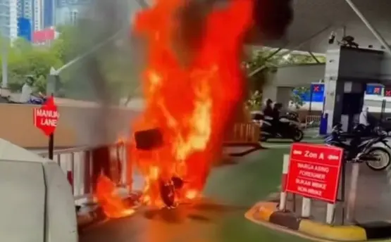 ▲一輛摩托車在大馬新山關卡突然起火燃燒。（圖／翻攝自臉書）