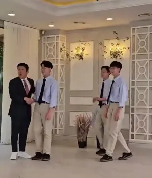 ▲參與《超人回來了》節目後爆紅的「三胞胎」大韓、民國、萬歲,最近登上韓國綜藝節目,讓觀眾看見他們三人暴風式成長的模樣,大票粉絲都震驚不已。(圖/微博) ▲參與《超人回來了》節目後爆紅的「三胞胎」大韓、民國、萬歲,最近登上韓國綜藝節目,讓觀眾看見他們三人暴風式成長的模樣,大票粉絲都震驚不已。(圖/微博)