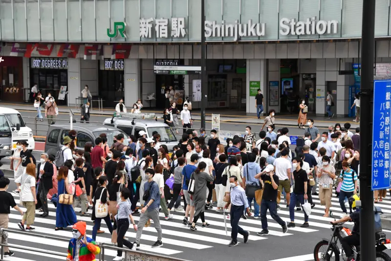 ▲JR新宿站傳出一名警察遭到50多歲女性持剪刀襲擊。圖為JR新宿車站外觀。（圖／美聯社／達志影像）