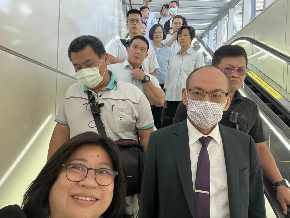 ▲蔡英文卸下總統身分搭乘高鐵赴嘉義，與一般乘客一樣搭乘手扶梯，正巧碰上立委王美惠。（圖／翻攝自王美惠臉書）