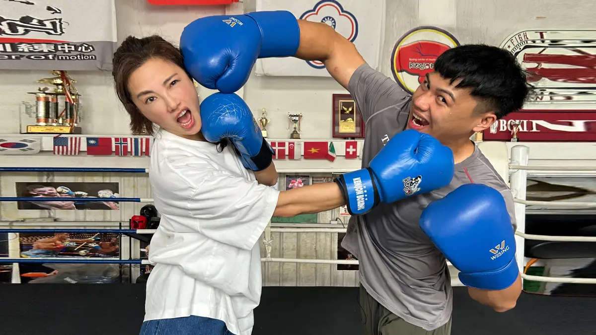 ▲小8拜師學藝，體驗拳擊高強度訓練，甘家葳搞笑展現擂台外另一面。（圖／奧運NOW英雄）