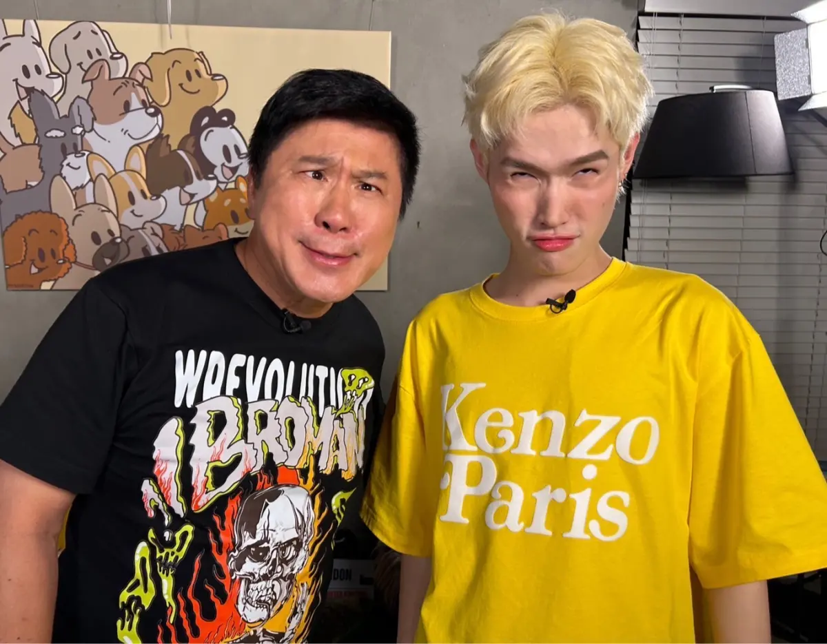 ▲鍾明軒（右）跟胡瓜分享獨旅過程，在緬甸被警察阻擋拍攝，有時會遭外國人比不雅手勢對待。（圖／下面一位頻道提供）