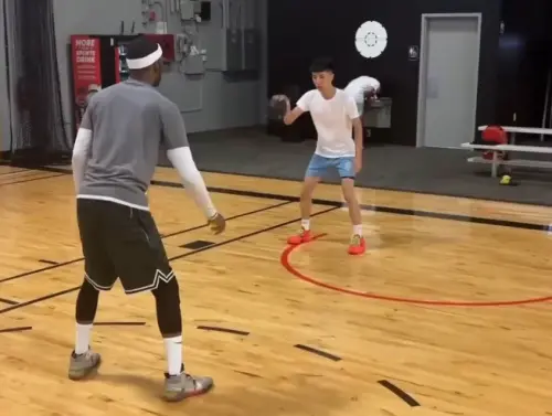 ▲Ray將出戰美國知名的業餘籃球聯盟AAU,找上訓練師進行備戰。(圖/翻攝IG@Rod Wave Elite) ▲Ray將出戰美國知名的業餘籃球聯盟AAU,找上訓練師進行備戰。(圖/翻攝IG@Rod Wave Elite)