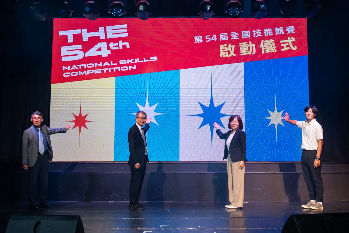 ▲勞動部部長何佩珊（右二）、教育部部長鄭英輝（左二）、技能競賽總裁判長侯世光（左一）、國手代表陳軒奕（右一）在啟動儀式合影。（圖／勞動部提供）