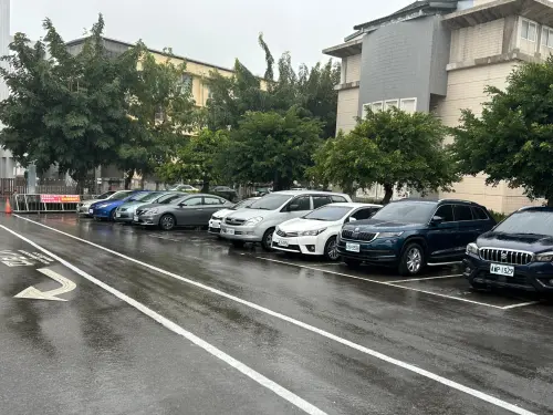 路邊停車該打方向燈、雙黃燈？警察公布正解　一堆人不知噴3600元
