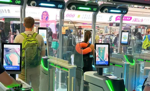 桃機,桃園機場,桃園機場公司,e-Gate,通關,海關, ▲桃園機場指出,新世代自動查驗通關系統e-Gate已上路,年滿14歲持晶片護照就可10秒內完成通關。(圖/桃機公司提供)