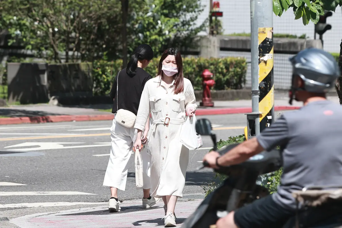 ▲228連假台灣在暖氣團內，今（28）日起至下週一（3日）白天「溫暖如夏」高溫上看攝氏31度。（圖／記者葉政勳攝）