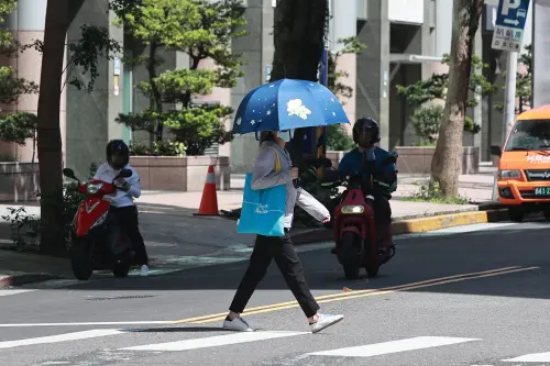 天氣預報／小暑全台高溫地獄！台北等13縣市警報響　2地午後暴雨
