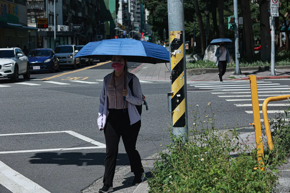 ▲今（5）日臺灣各地及金門、馬祖為晴到多雲且高溫炎熱，尤其南部、大臺北地區有局部攝氏37度以上高溫發生的機率。（圖／記者葉政勳攝）