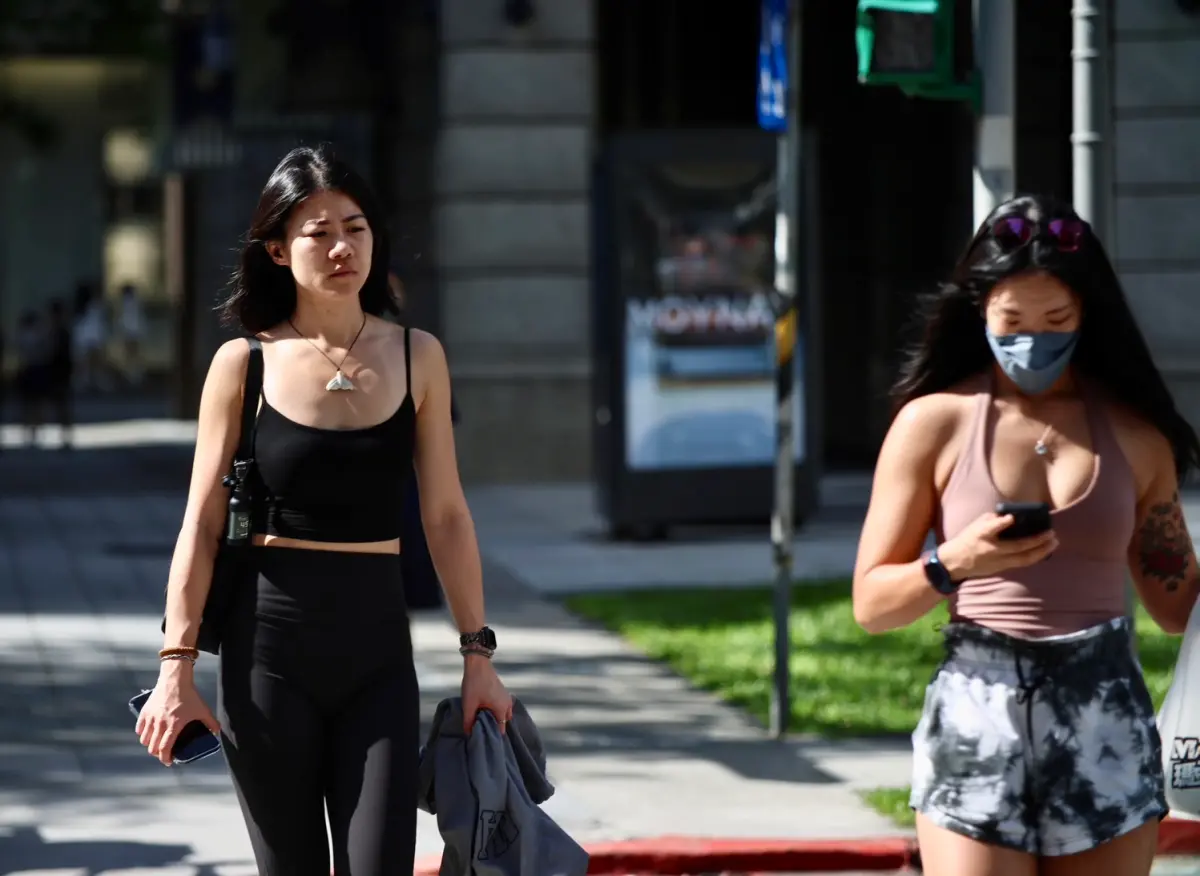 ▲全台天氣高溫炎熱，氣象署發布「高溫警戒」，台北、新北要注意38度極端高溫。（圖／記者陳明安攝）