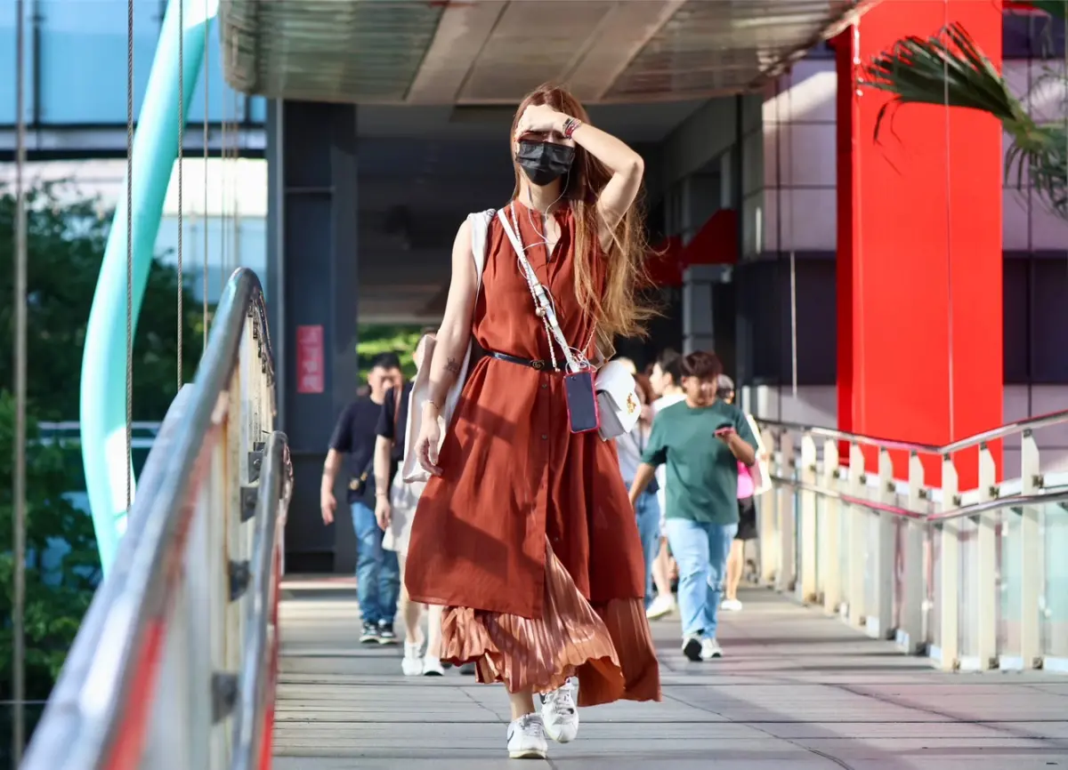 ▲明全台天氣高溫炙熱，東南部恐飆極端高溫攝氏38度，西南風影響，中南部地區及澎湖、金門有局部短暫陣雨或雷雨，南部地區有局部較大雨勢發生的機率。（圖／記者陳明安攝）