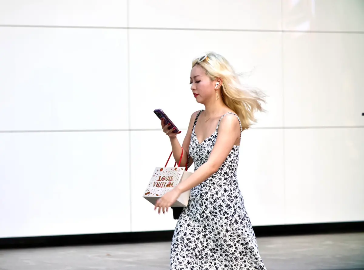 ▲今日高溫上看攝氏36度好熱！午後大臺北、東北部地區及其他山區有局部短暫雷陣雨。（圖／記者陳明安攝）