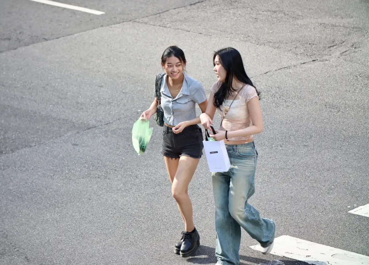 ▲南台灣進烤箱！中央氣象署發布「高溫資訊」，提醒台南市、高雄市、屏東縣為黃色燈號，3縣市有機會高溫突破攝氏36度。（圖／記者陳明安攝）