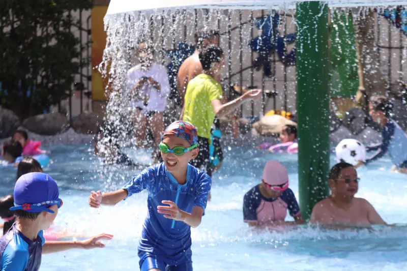 ▲天氣炎熱，玩水最消暑，戲水成為暑假最熱門活動，國健署提醒家長5大重點。（圖／記者陳明安攝）