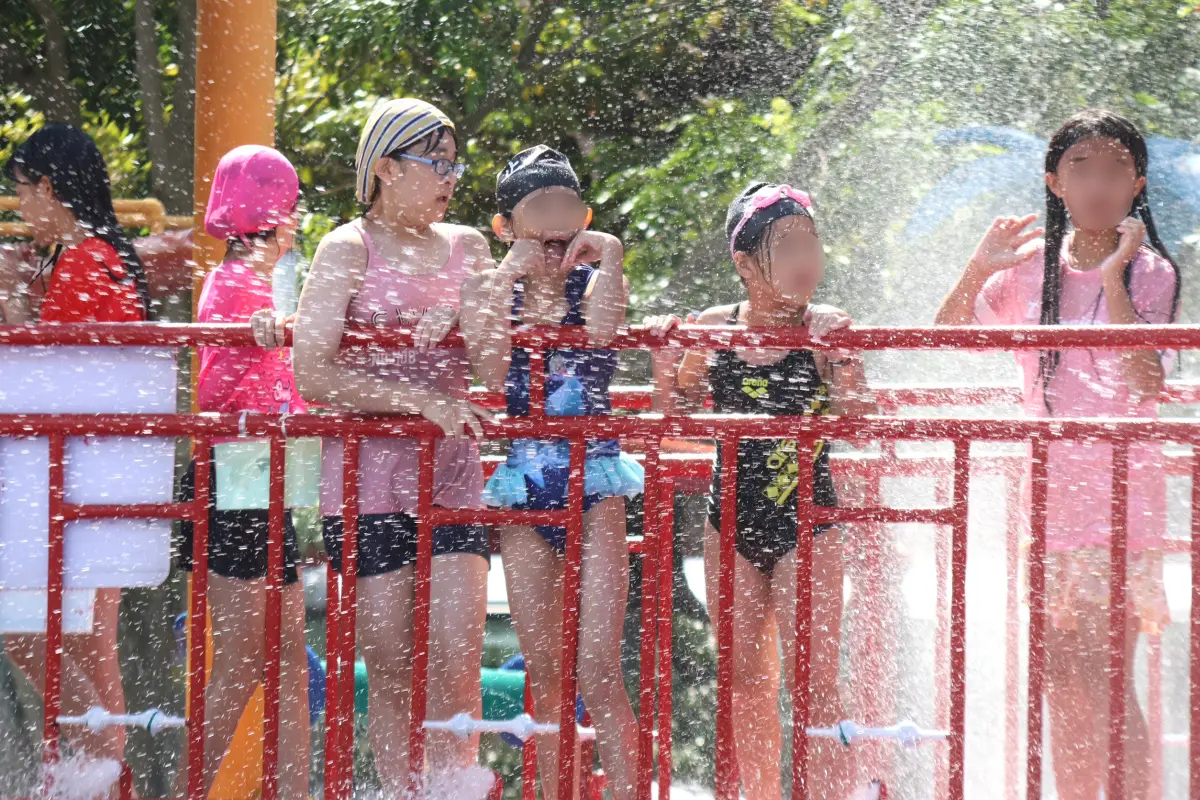 ▲今（25）日午後降雨區域擴大，且高溫狂飆攝氏38度，紫外線強，在戶外工作者建議多補充水分、做好防曬措施。（圖／記者陳明安攝）