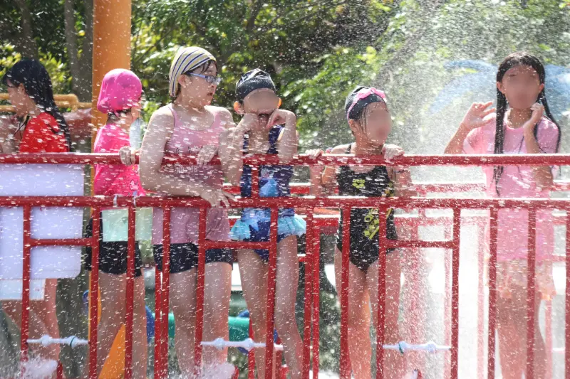 ▲今（25）日午後降雨區域擴大，且高溫狂飆攝氏38度，紫外線強，在戶外工作者建議多補充水分、做好防曬措施。（圖／記者陳明安攝）