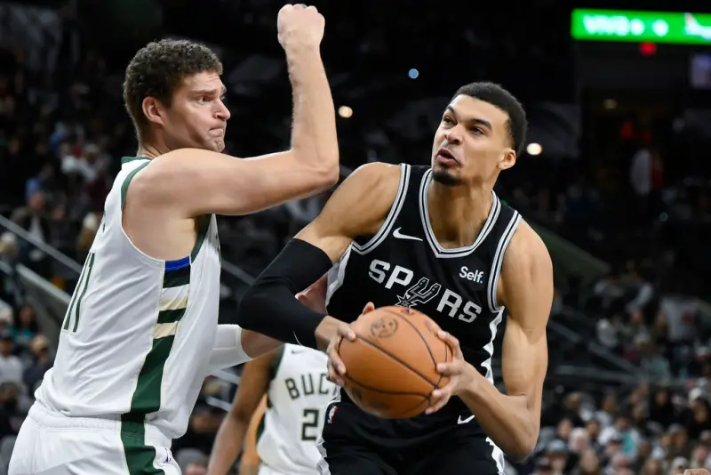 ▲NBA美國職籃聖安東尼奧馬刺今(28)日傳出，球團對公鹿老將Brook Lopez(左)頗感興趣，希望找來他並與陣中潛力新星「斑馬」Victor Wembanyama，組成恐怖的雙塔陣容。（圖／美聯社／達志影像）