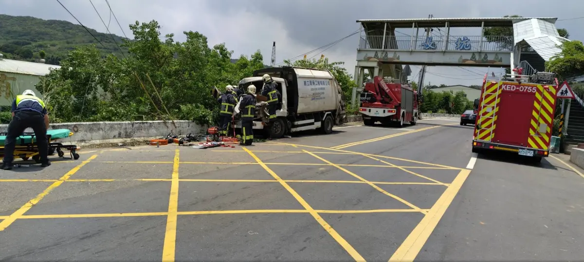 ▲電桿遭車輛撞擊，造成新北市八里區1492戶停電，台電立即進行線路轉供。（圖／台電）