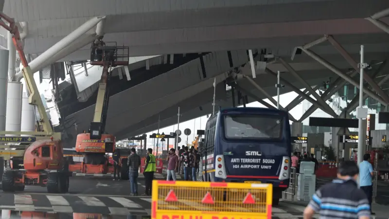 ▲印度的「英迪拉·甘地國際機場」，28日清晨驚傳屋頂坍塌，造成1人死亡、數人受傷。（圖／美聯社／達志影像）