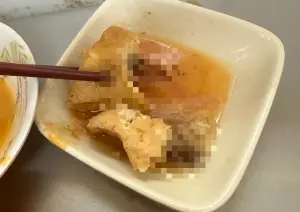 基隆「最強滷肉飯」出包！油豆腐藏小強屍體　她咬下傻眼崩潰爆吐
