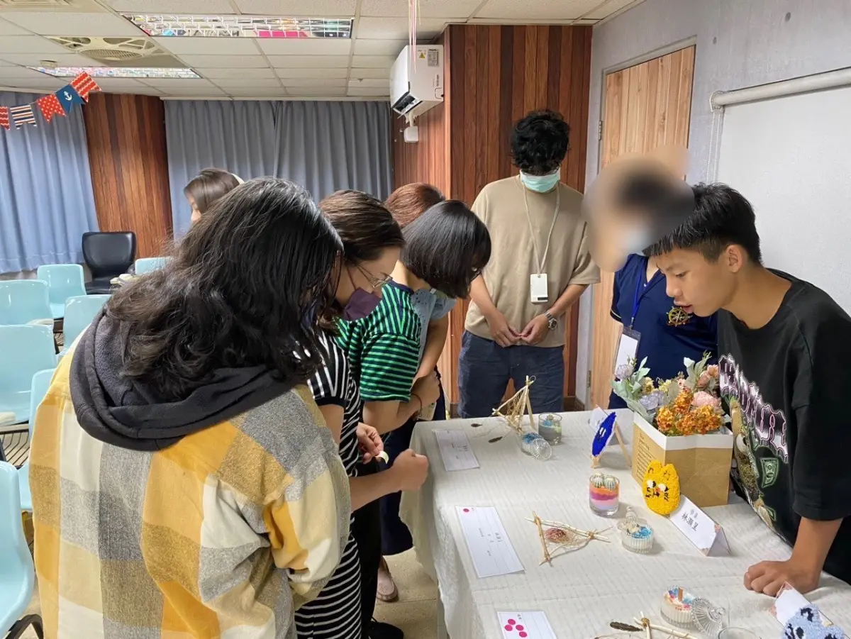 ▲高市少輔會與少年隊首創警政、輔導雙資源結合的點燈技藝班，讓青少年可以嘗試更多不同的興趣、獲得更多元的體驗，杜絕不良友伴的影響。（圖／高市警少年隊提供）