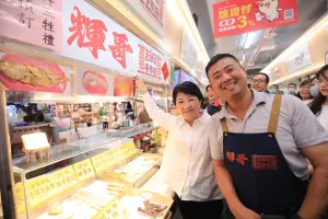 不少攤販邀請盧秀燕在攤位招牌、個人物品上簽名,意外插曲讓現場歡笑聲不斷。(圖/台中市政府提供) ▲不少攤販邀請盧秀燕在攤位招牌、個人物品上簽名,意外插曲讓現場歡笑聲不斷。(圖/台中市政府提供)