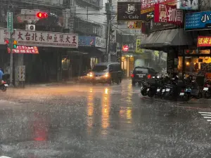 豪雨特報／國家級警報升級！大台北等「10縣市」　暴雨到下班時間
