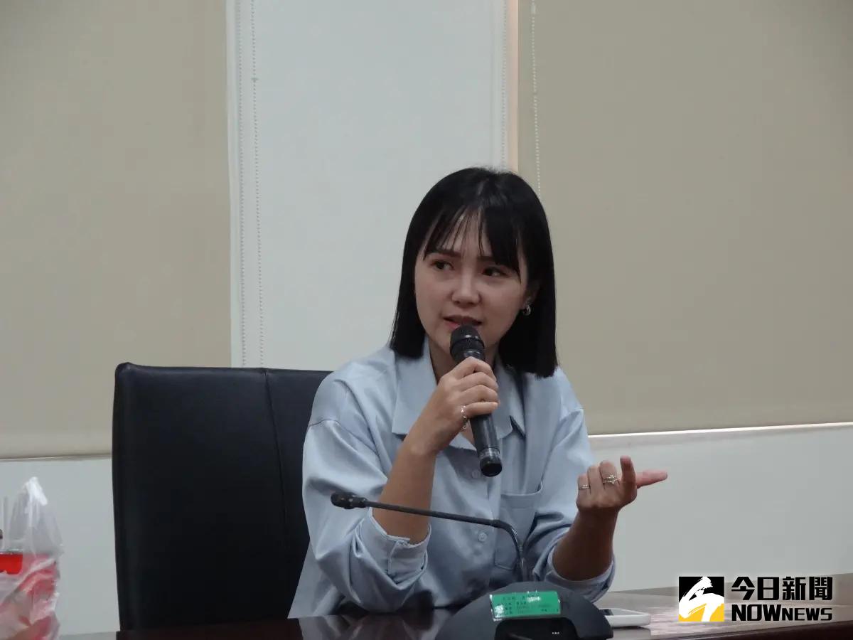 ▲民眾黨發言人吳怡萱今（19）日秀出木可公司轉帳6000元給她的紀錄，喊冤稱只是穿了衣服幫忙宣傳拿了勞務費用。（圖／資料照片）