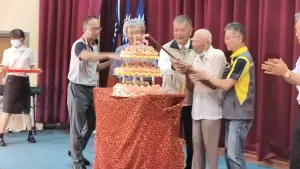 ▲榮家特別配合家慶活動表揚在榮家服務達20年以上的工作同仁、各組室評審獲選的績優工作同仁、工作績優委外護理及照服同仁。(圖/記者郭凱杰翻攝,2024.06.26) ▲榮家特別配合家慶活動表揚在榮家服務達20年以上的工作同仁、各組室評審獲選的績優工作同仁、工作績優委外護理及照服同仁。(圖/記者郭凱杰翻攝,2024.06.26)